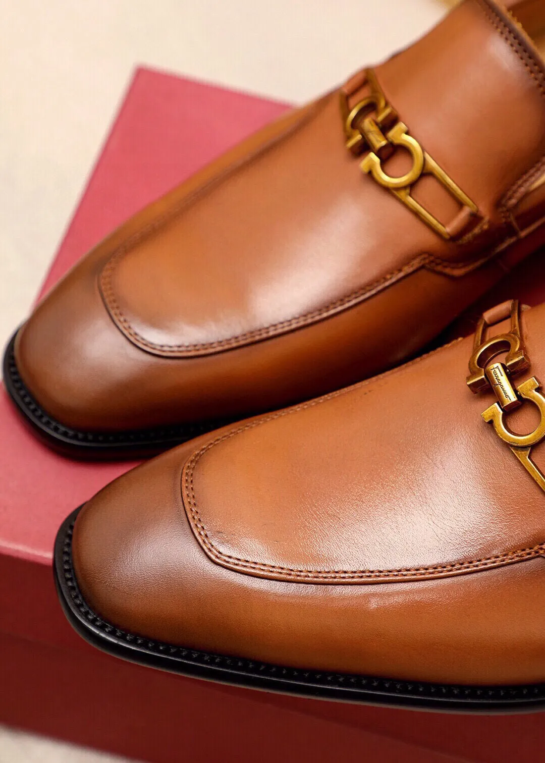 Men's shoes 💰480 💐 Product trademark: Ferragamo "Ferragamo" casual leather shoes Regular size: 38-44 (45🉑️customized) Product materials: Selected imported first-layer calfskin upper + luxury hardware buckle, imported water-dyed cow leather lining. Strong three-dimensional visual effect, original outsole color: 2 colors available